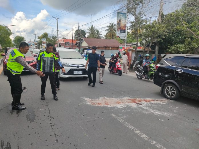 Penyidik Satlantas Polresta Palangka Raya ketika melakukan olah TKP tabrakan maut yang merenggut nyawa seorang gadis