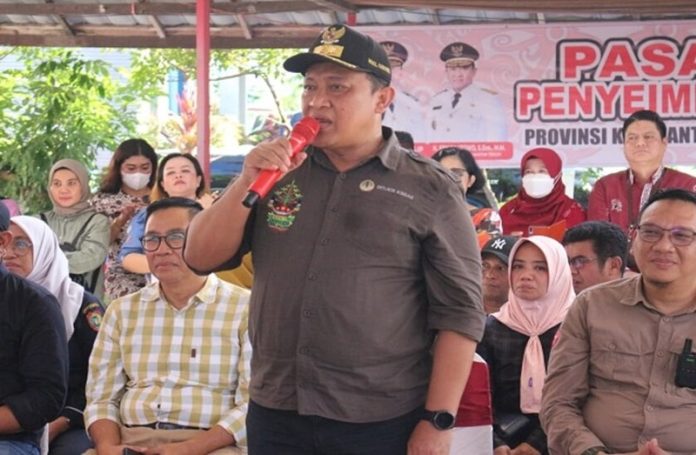 Wakil Gubernur Kalteng H. Edi Pratowo saat Membuka Pasar Penyeimbang sekaligus menyerahkan bantuan untuk Korban Banjir di Ke. Dusun Selatan Kab. Barito Selatan (Foto:JN/EN/BUS/SNH)