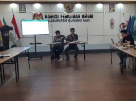 Dua Komisioner KPU Gumas saat memimpin rapat dengan timses kedua Paslon Pilbup Gumas 2024 di aula KPU setempat. (foto: Heriyadi)