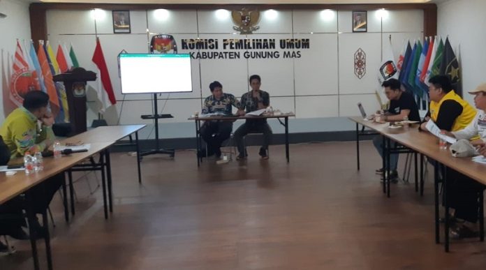 Dua Komisioner KPU Gumas saat memimpin rapat dengan timses kedua Paslon Pilbup Gumas 2024 di aula KPU setempat. (foto: Heriyadi)