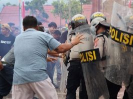 Pihak Polres Gumas saat melaksanakan simulasi Sispamkota di halaman kantor KPU setempat, Kamis (22/8/2024).(foto : Humas Polres Gumas)