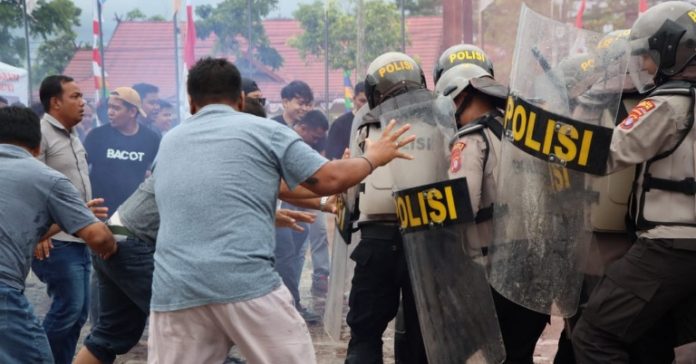 Pihak Polres Gumas saat melaksanakan simulasi Sispamkota di halaman kantor KPU setempat, Kamis (22/8/2024).(foto : Humas Polres Gumas)